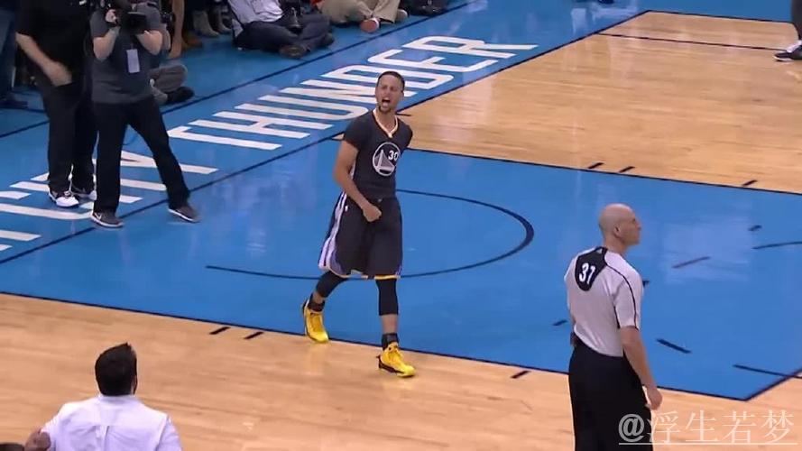 赛前库里于球员通道投中超远三分 赛前库里于球员通道投中超远三分